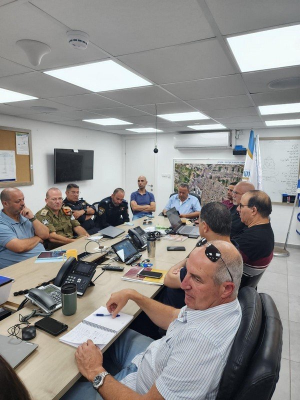 הערכת מצב בהשתתפות מפקד משטרת רחובות רפ"ק רן כהן