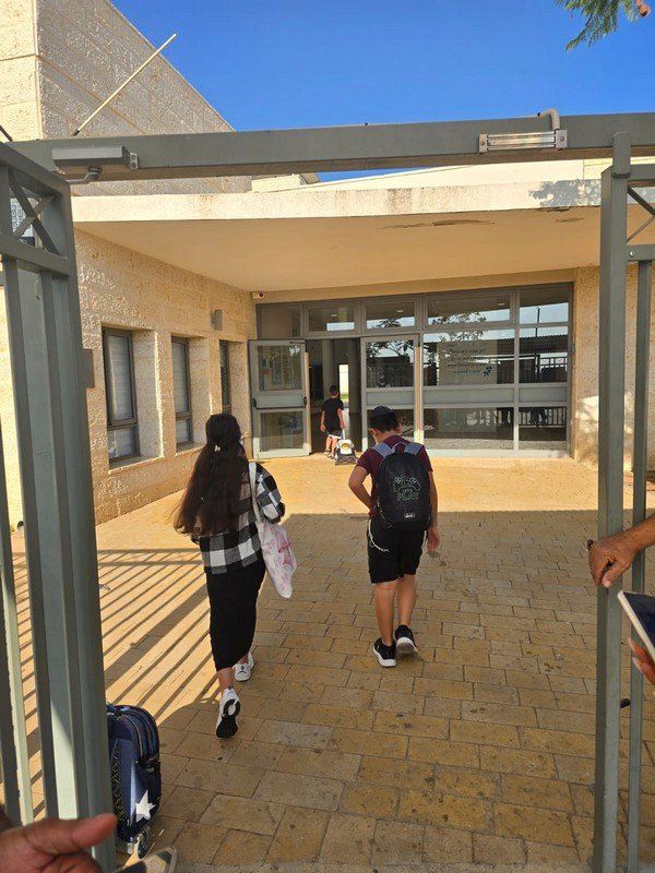 ילדי קריית עקרון חזרו היום למוסדות החינוך